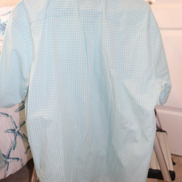 Short Sleeved buttoned down vineyard vines shirt. - Picture 3 of 4